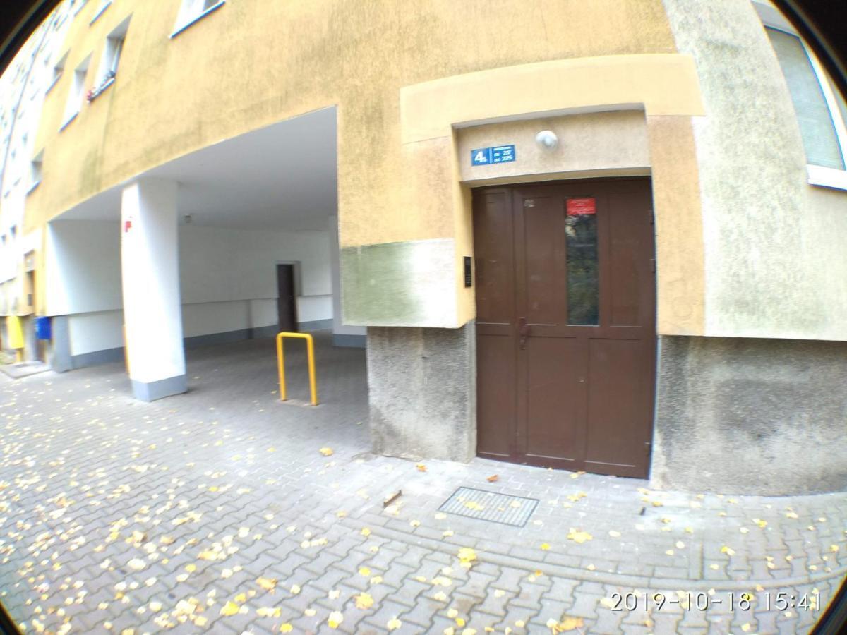 2120 Przyjazni 4 - Tanie Pokoje - Samodzielne Zameldowanie - Self Check In Poznań Extérieur photo